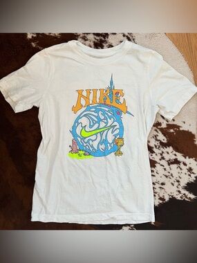 2022 The Nike Tee Mystic Magic Shirt in White | DR7986 Gage Lindsten | Sz: L
